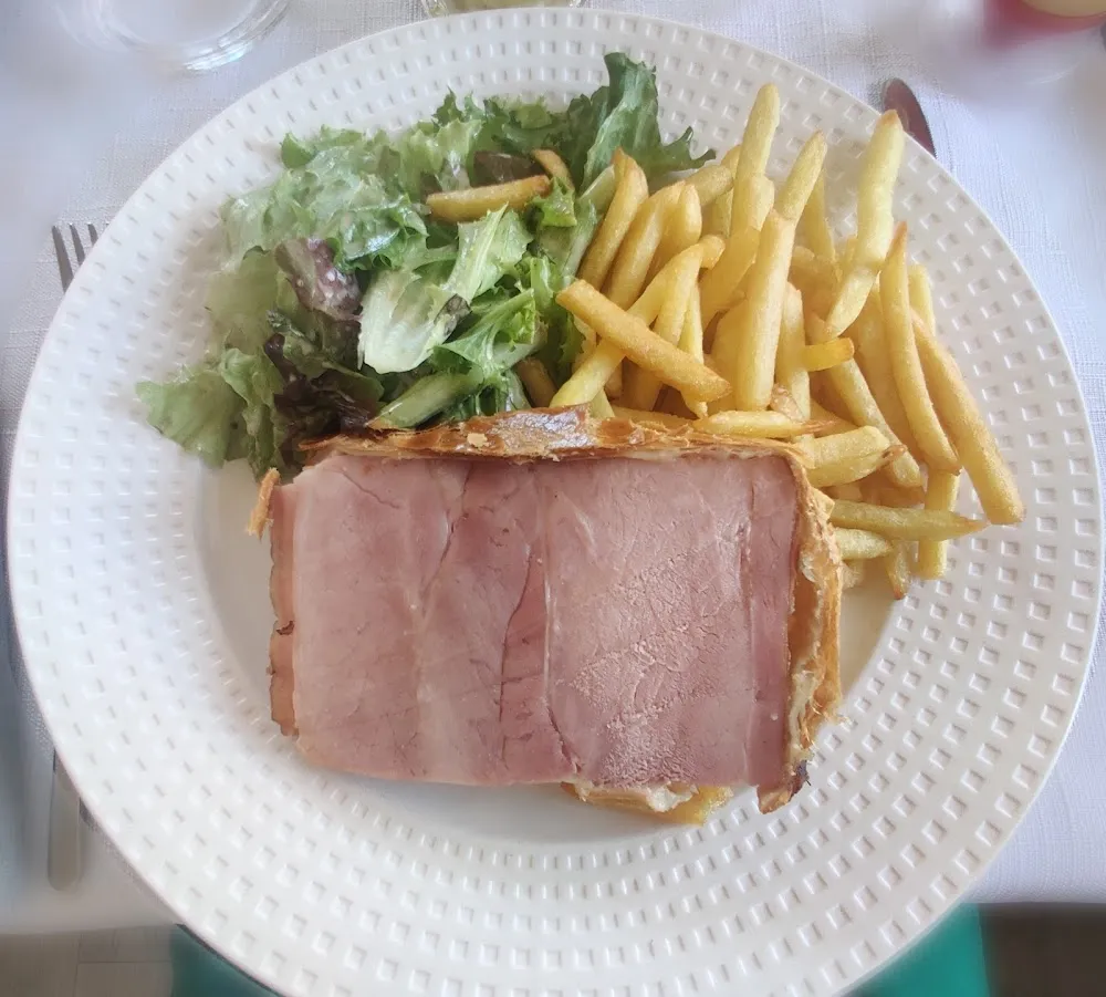 Jambon En Croûte Frites & Salade Verte